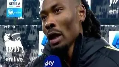 王楚钦采访展现活力幽默，对马龙致敬点赞